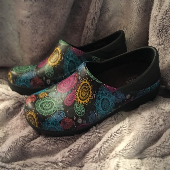 Flower pattern crocs - Picture 2 of 3
